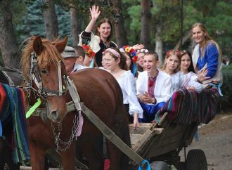 Вишиванки, гопак і підводи з кіньми: як тилігульські козаки допомагають ЗСУ