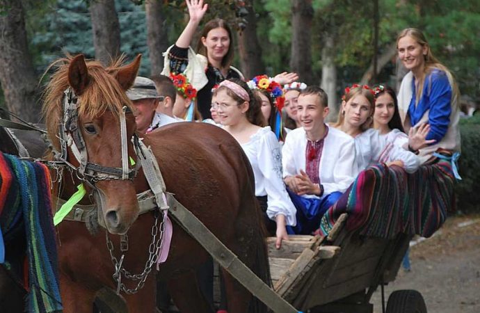 Вишиванки, гопак і підводи з кіньми: як тилігульські козаки допомагають ЗСУ