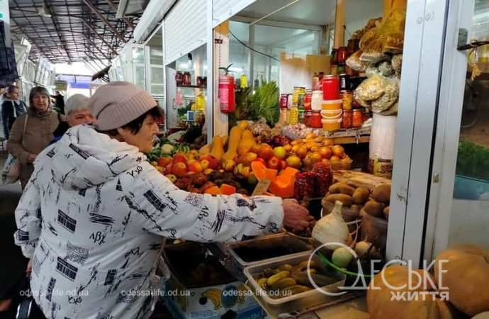 Покупательница на Новом рынке в Одессе