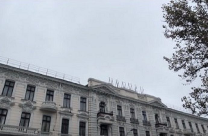 Найвідоміший готель Одеси втратив вивіску через порушення закону