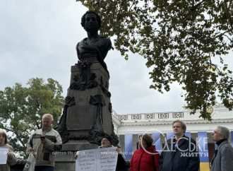 В Одессе у памятника Пушкину прошел пикет против его сноса (фото, видео)