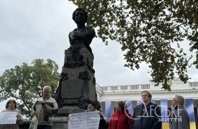 В Одессе у памятника Пушкину прошел пикет против его сноса (фото, видео)