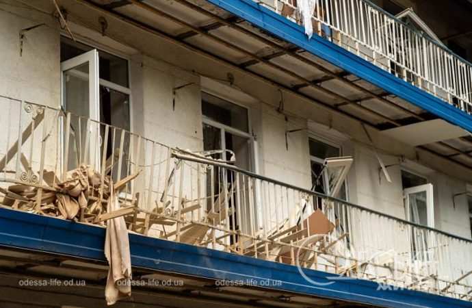 Последствия обстрела Одессы 18 октября 2024, балконы базы отдыха