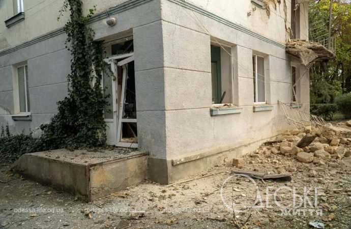 Последствия обстрела Одессы 18 октября 2024, выбитые двери