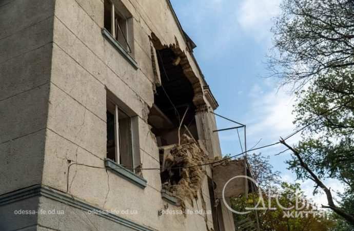 Последствия обстрела Одессы 18 октября 2024, дыра в стене
