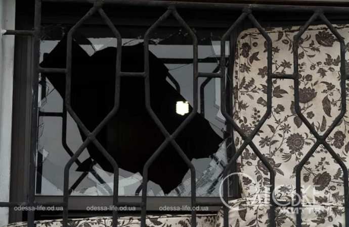 Последствия обстрела Одессы 18 октября 2024, выбитое стекло