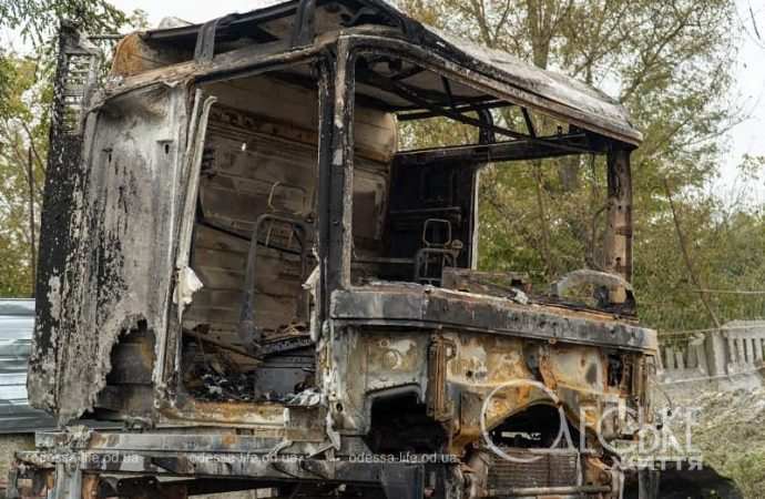 Последствия ночной атаки в Одессе, грузовик сгорел