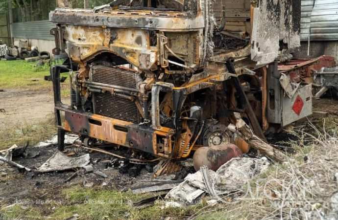 Последствия ночной атаки в Одессе, сгоревший грузовик