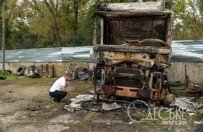 Последствия ночной атаки в Одессе, грузовик