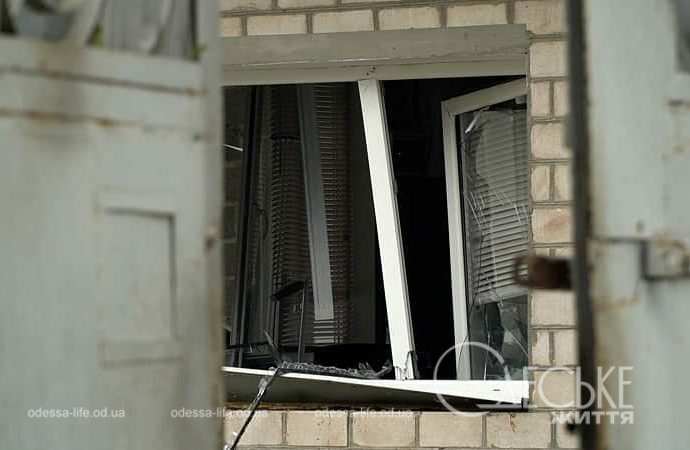 Последствия ночной атаки в Одессе, окно