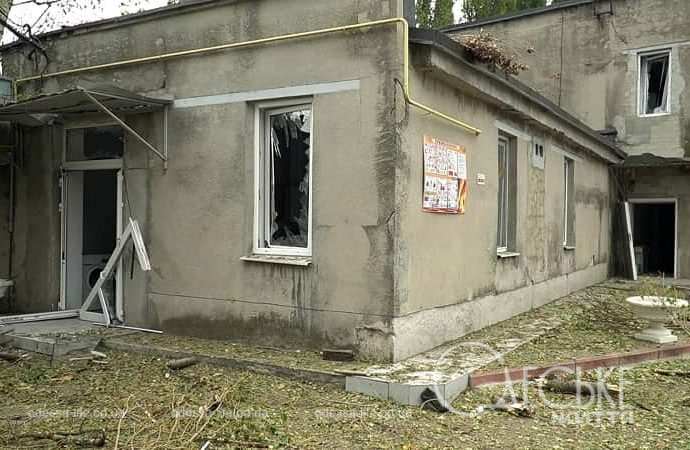 Последствия ночной атаки в Одессе, выбитые окна