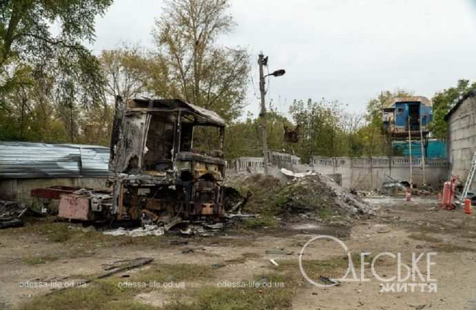 Сгоревшие авто и выбитые окна: последствия ночной «шахедной» атаки в Одессе (фоторепортаж)