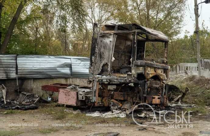 Последствия ночной атаки в Одессе, пострадала инфраструктура