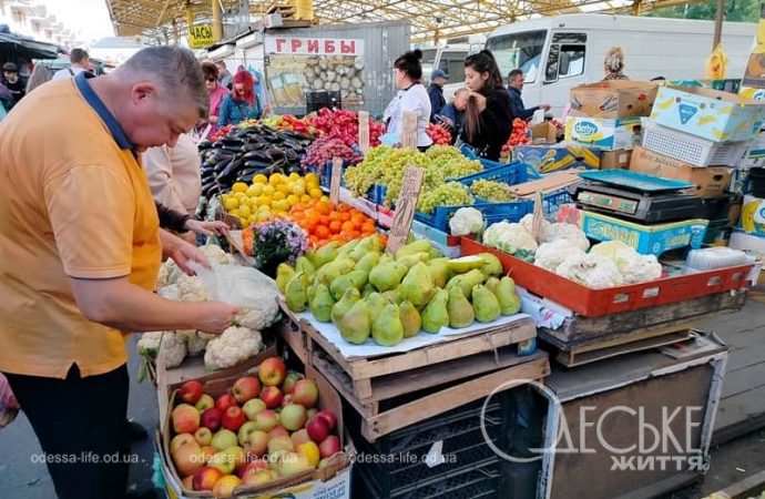 Фрукты на Привозе в октябре