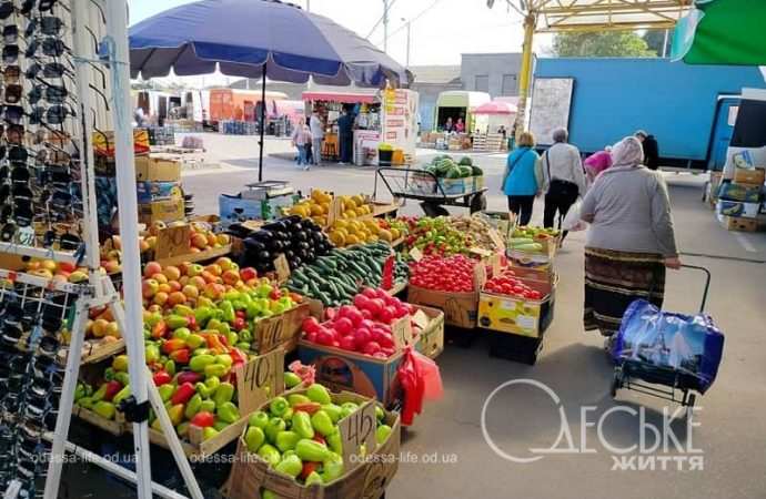 На одесском Привозе: фрукты и овощи