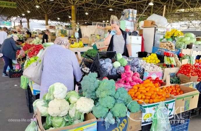 На Привозе: капуста и фрукты