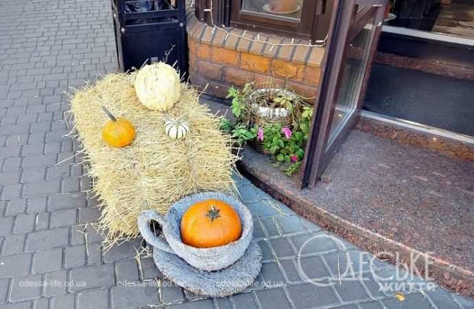 Тыквы у одесского кафе