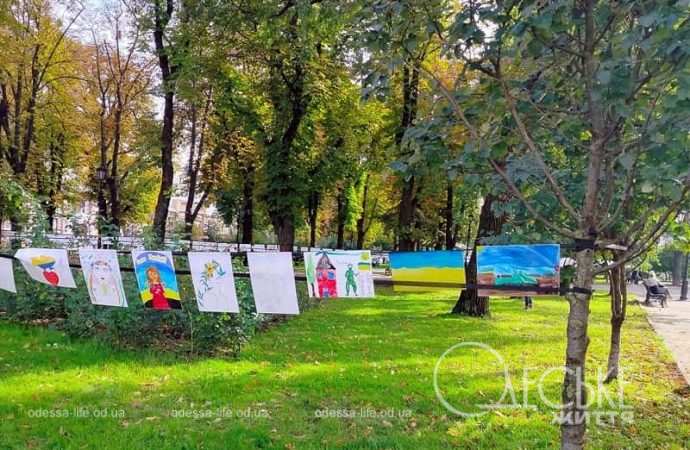 Выставка детских рисунков на Соборной площади-2