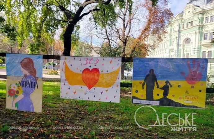 Выставка детских рисунков на Соборной площади-11