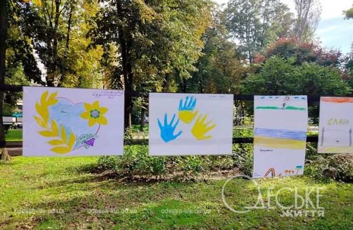 Выставка детских рисунков на Соборной площади-12