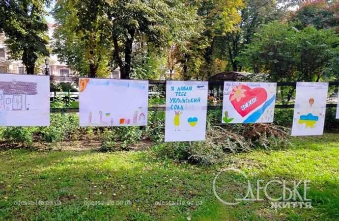 Выставка детских рисунков на Соборной площади-13