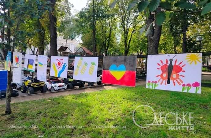 Выставка детских рисунков на Соборной площади-17