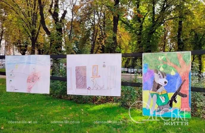 Выставка детских рисунков на Соборной площади-3