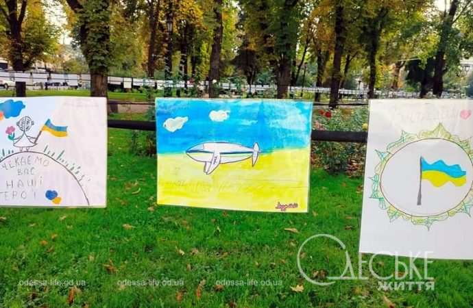 Выставка детских рисунков на Соборной площади-4