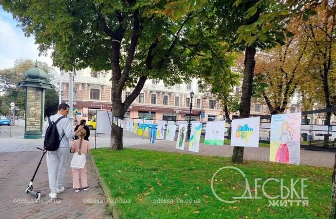 Одесская Соборная площадь стала выставочным залом под открытым небом (фоторепортаж)