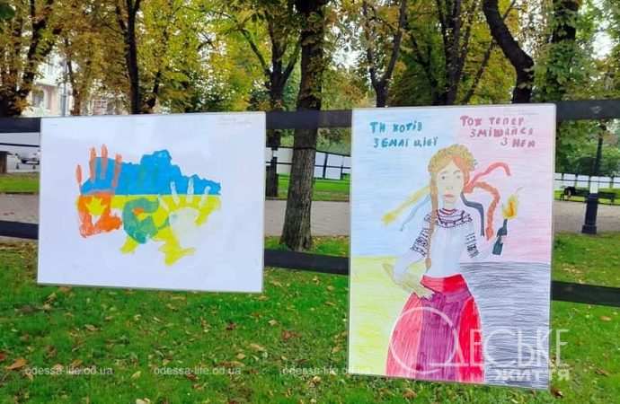 Выставка детских рисунков на Соборной площади-5