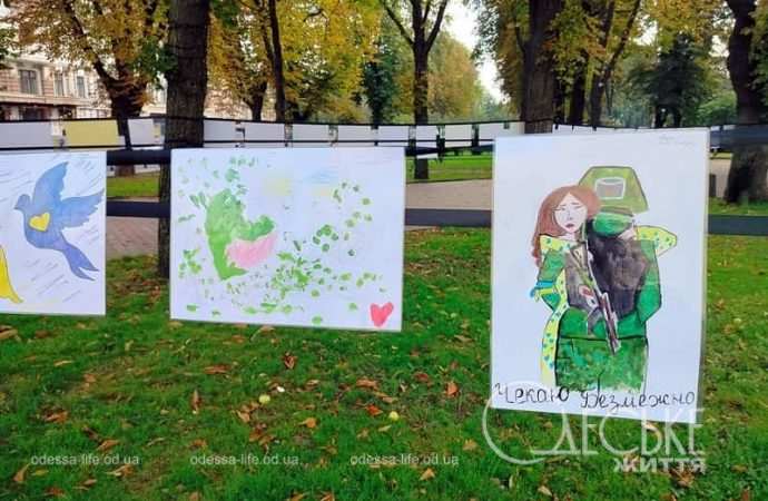 Выставка детских рисунков на Соборной площади-6