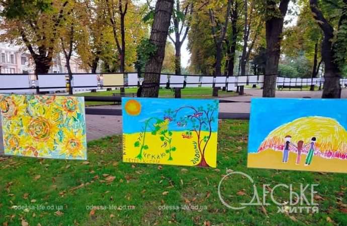 Выставка детских рисунков на Соборной площади-7