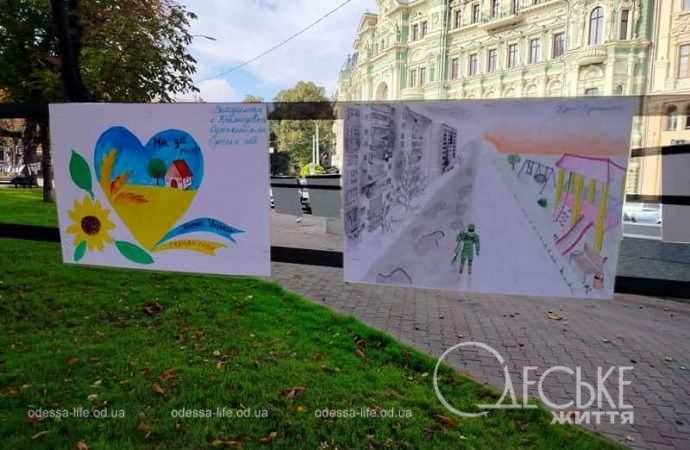 Выставка детских рисунков на Соборной площади-9