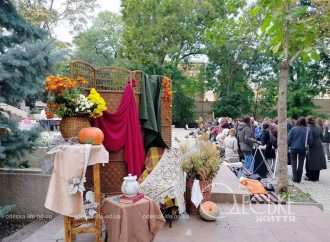 В Летнем театре одесского Городского сада проходит веселая и интересная ярмарка (фоторепортаж)