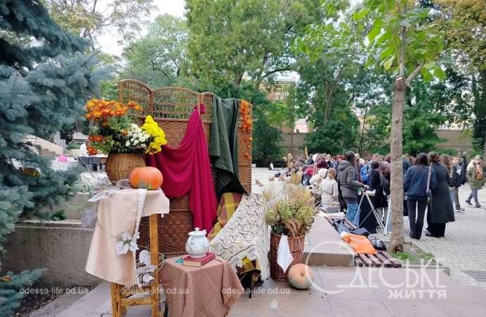 У Літньому театрі одеського Міського саду проходить веселий і цікавий ярмарок (фоторепортаж)