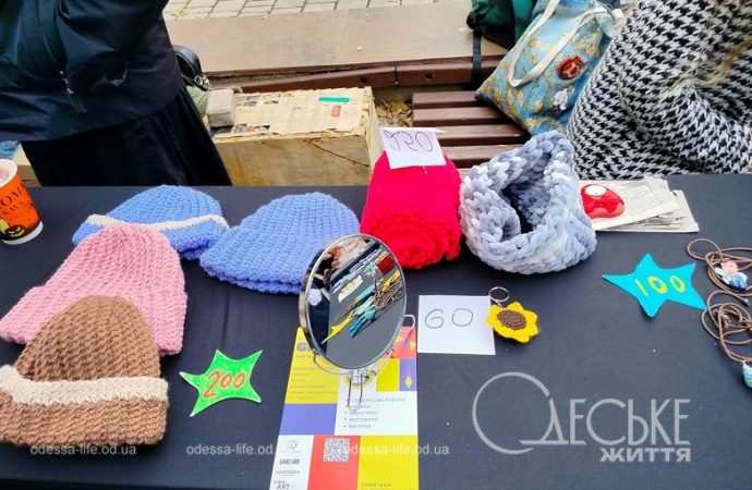 Студенческая ярмарка «Grechka» в Одессе, вязаные шапки