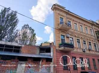 Поруч з одеським будинком «з однією стіною» відновилися будівельні роботи?