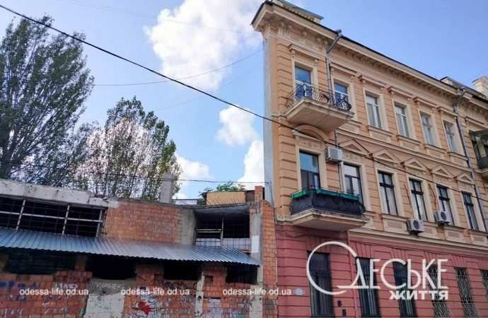 Поруч з одеським будинком «з однією стіною» відновилися будівельні роботи?