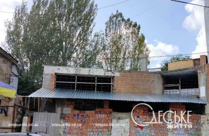 дом с одной стеной