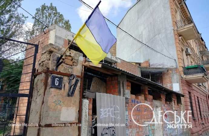 дом с одной стеной