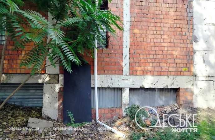 дом с одной стеной