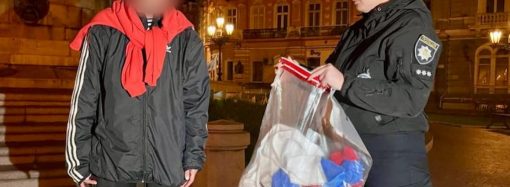 В Одесі жінка хотіла повісити російський прапор на місці пам’ятника Катерині ІІ