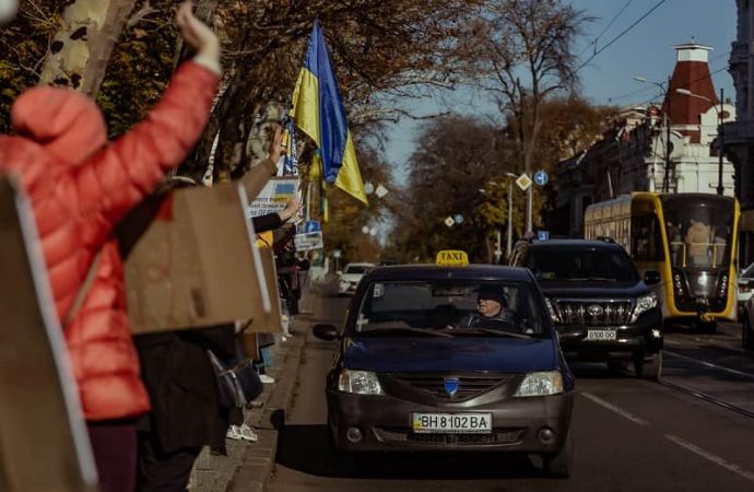 акция в Одессе 16 ноября 2024, участники машут водителям