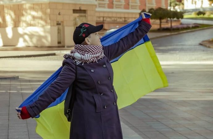 акция в Одессе 16 ноября 2024, участница с флагом