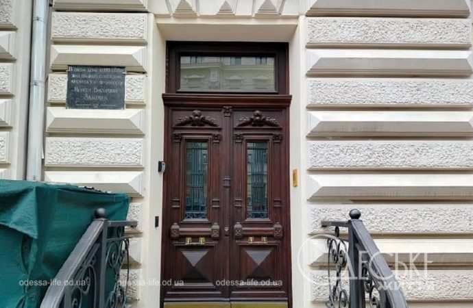 Старинные двери в центре Одессы, после реставрации