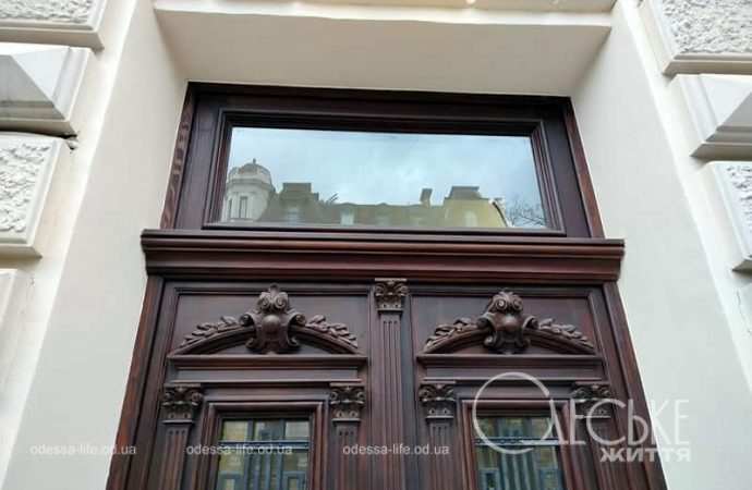 Старинные двери в центре Одессы отреставрировали