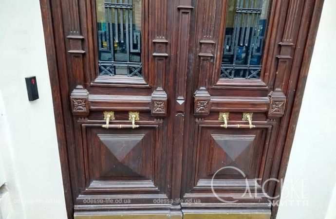 Старинные двери в центре Одессы2