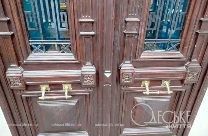 Старинные двери в центре Одессы3