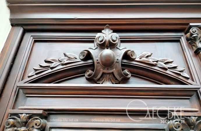 Старинные двери в центре Одессы7