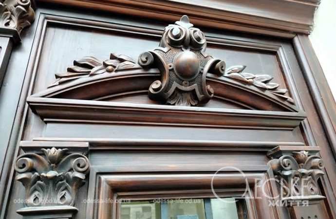 Старинные двери в центре Одессы8